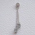 Detailansicht der silbernen Blumen-Schmetterlings-Sicherheitskette mit Zirkon-Quasten - Hohler Ring Eisriss Quadratischer Stil
