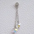 Detailansicht von Silberanhänger mit Schmetterlingsquaste und schimmernden Zirkonia-Kristallen - Vintage Geschnitzter Irisierender Schmetterling Stil