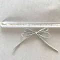 Handgefertigte silberne PU-Leder-Schleife mit metallischer Textur und 5,5 cm Breite - Klein (ca. 5,5 cm) / Silber