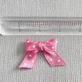 Lazo rosa con lunares blancos que muestra un detalle de 2,5 cm en una regla métrica - Rosa (2)