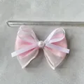 Fiocco fatto a mano in raso rosa e organza bianca con perla, accessorio decorativo 11cm - Stile Perla Organza Raso Rosa Bianco (1)