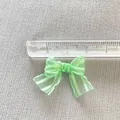 Dettaglio fiocco in organza verde chiaro da 3cm per vestiti di bambole e capelli - Verde chiaro
