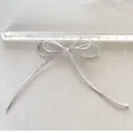 Silberne PU-Schleife mit 9,5 cm Breite, dargestellt mit Lineal zur Größenskala - Große Größe (Ca. 9,5 cm)