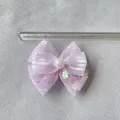 Dettaglio di fiocco rosa con rete glitter, paillettes e perla bianca per accessori fai-da-te - Stile Perla Paillette Raso Garza (4)