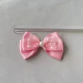 Vista dettagliata di un fiocco rosa a due strati con pois bianchi e perla ornamentale - Stile Perla Garza a Pois Raso (5)