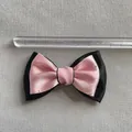 Detail van een roze satijnen en zwarte stoffen strik met zilveren strass-steentjes - Roze Zwart Gespleten Strass Stijl (1)