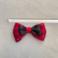 Detailansicht einer 10cm großen roten und schwarzen Satinschleife mit Silberpunkten - Rot Schwarz Satin Silber Punkt Stil(2)