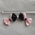 Roze en zwarte strik haarclip met witte stippen en strass op grijze stof - Zwart Roze Stippen Kleurvlak Stijl (2)