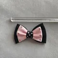 Gedetailleerde opname van een zwarte en roze strik van 7,5 cm met glanzende strass - Roze Geribbelde Stippen Band Stijl (3)