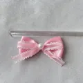 Dettaglio di un fiocco di raso rosa da 7,5cm con pizzo e una perla bianca centrale - Stile Perla Pizzo a Onde Raso (8)