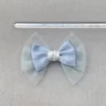 Blaue Schleife aus Netz und Satin mit Strasssteinen auf einem Lineal abgebildet - Strass Satin Tüll Stil (1)