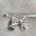 Weißes Spitzen-Schleifen-Accessoire mit schwarzem Futter und Blumenmuster, 4,5 cm - Weiße Spitze Schwarze Basis (4.5cm)