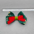 Dettaglio di un fiocco natalizio da 8cm con motivi di renne e scala di misurazione - Stile Merry Christmas Cervo Dorato Verde Scuro