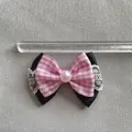 Detalle de un lazo para el pelo con cuadros rosas y satén negro con encaje y perla - Estilo de Perla con Encaje de Cuadros Rosa Blanco (6)