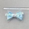 Detail einer blauen handgefertigten Schleife mit Strasssteinen und Lineal zur Messung - Mehrlagiger Tüll Ripsband Strass Stil (4)