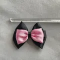 Detalle de un lazo negro y rosa con diamantes de imitación, ancho de unos 8,5 cm - Estilo de Diamantes Satén Negro Rosa de Doble Capa (7)