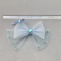 Detail van lichtblauwe mesh strik met strasstenen en liniaal voor afmetingen - Tule Strik Set Stijl (6)