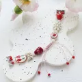 Handgemachtes Perlenarmband mit Blumen und Herzen für Apple Watch in Rot und Weiß - Rot Und Weiß Perlen Blume Herz Stil (表带-1)