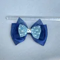 Detalle de un lazo azul de capas de 10cm con diamantes de imitación y regla de medida - Strass Capas Estilo 4