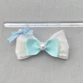 Blauwe handgemaakte strik met wit kant en parel getoond naast een meetlat voor maat - Wit Satijn Grosgrain Kant Parel Stijl (8)