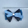 Detalle de un lazo azul de varias capas de 9 cm con un cristal brillante central - Grosgrain Colorblock Estilo 6