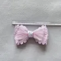 Detalle de lazo de malla rosa de 10cm con encaje y satén para accesorios artesanales - Estilo Rosa Encaje Malla Satén (7)
