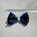 Dettaglio fiocco a strati blu e nero di 8,5cm con perla e righello per misurazione precisa - Satin Blu Notte Strati Perla Sintetica (6)