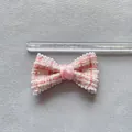 Primer plano de lazo de tweed rosa con perlas y regla que muestra el tamaño de 10 cm - Estilo Rosa Blanco Tweed Perla Imitación (6)
