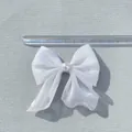 Makroaufnahme einer 9cm weißen Organza-Schleife mit Herzmuster und Perle für Accessoires - Weiß