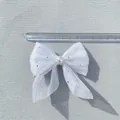 Detail einer 11 cm weißen Organza-Schleife mit Perle und silbernen Strasssteinen - Weiß