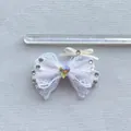 Dettaglio dimensioni del fiocco in pizzo bianco con strass e gemma a forma di cuore - Bianco