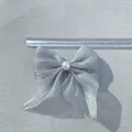 Detailansicht der 11 cm hellblauen Organza-Schleife mit Perle und Strassbesatz - Hellblau
