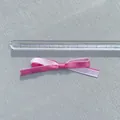 Detaillierte Draufsicht auf 7,5 cm Doppelschleife aus rosa und lavendelfarbenem Satinband - Doppellagige Schleife / Rosarot und Weiß