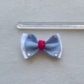 Detailopname van de 6,5 cm blauw-witte strik met rode knoop en sprankelende strass - Blauw Wit Gesplitst Rode Knoop Stijl (5)