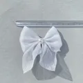 Detailansicht einer 11cm weißen Netzschleife mit Glitzer und zentraler Perle - Weiß