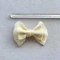 Detailweergave van een crème gaasstrik van 7-8 cm met een transparante liniaal voor maat - Gebroken Wit Meerlaagse Stijl (6)