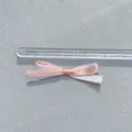 Detail einer 5cm zweilagigen Schleife aus rosa und weißem Satin mit Größenmaßstab - Doppellagige Schleife / Hellrosa und Weiß