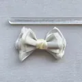 Detail van 7,5cm gelaagde gaasstrik met liniaal voor nauwkeurige maatmeting - Wit Satijn Stijl (7)