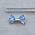 Detail van 4,5cm blauwe ruitjes strik haarclip met kers en kristallen decor - Blauw Wit Gingham Kers Strass Stijl (6)