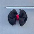 Lazo de gasa negra con cinta de raso roja y regla para referencia de tamaño real - Estilo Contraste Negro y Rojo (2)