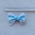 Fiocco in raso azzurro 6cm fatto a mano con pizzo bianco e decorazioni strass - Azzurro
