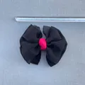 Detalle de lazo de organza negra de 11,5 cm con nudo rosa y tejido de gran textura - Estilo Patchwork Negro y Rosa Grande (3)