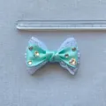Fiocco in raso verde menta con pizzo bianco e strass, largo 6,5 cm con righello - Verde Menta