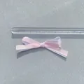 Detailansicht einer 6,5 cm rosa-weißen doppellagigen Satinbandschleife für Kleidung - Doppellagige Schleife / Rosa & Weiß
