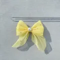Detail von 8,5 cm hellgelber Organza-Schleife mit Perle und glitzernden Silber-Strasssteinen - Hellgelb