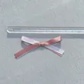 Detailansicht der 5 cm großen rosa-weißen Satinschleife mit glatter Seidenoptik - Doppellagige Schleife / Pfirsich und Weiß