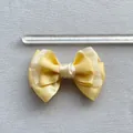 Macro-opname van een gele gaasstrik van 8,5 cm met liniaal voor maataanduiding - Citroengeel Kleurblok (11)