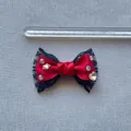 Fiocco rosso in raso fatto a mano 6,5 cm con pizzo nero e cristalli lucidi decorativi - Rosso
