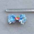 Detailansicht der blauen Satinglocke mit Spitze und Erdbeerdekor, ca. 6 cm Länge - Blauer Stil