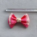 Detailopname van de driekleurige gaasstrik met 8,5cm maatverdeling op grijze textuur - Rozerood Gelaagd (12)